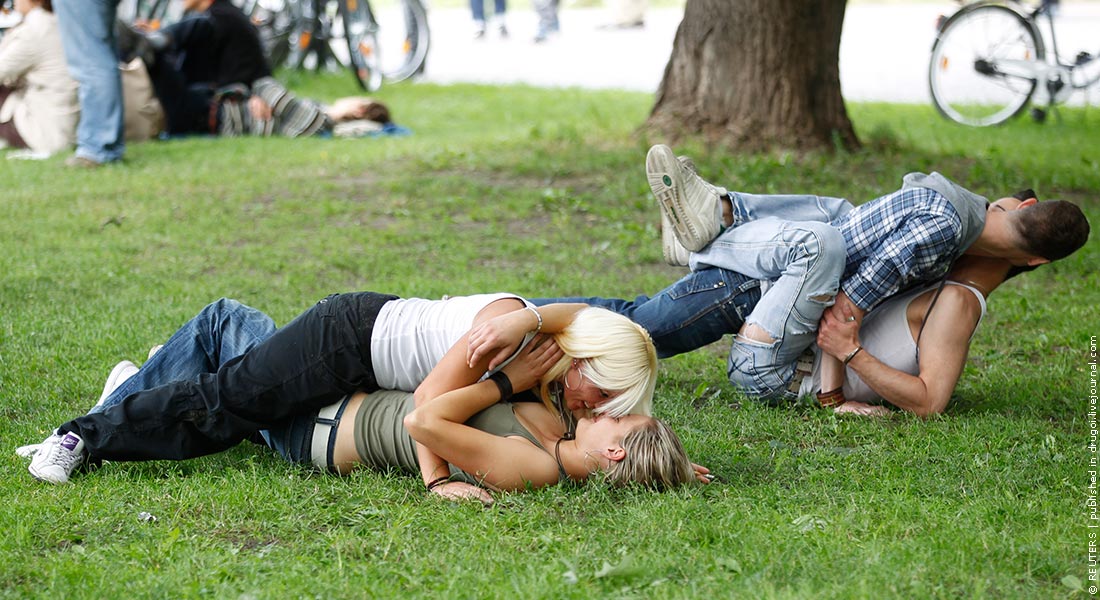 Публичный пикап в парке с русской девушкой