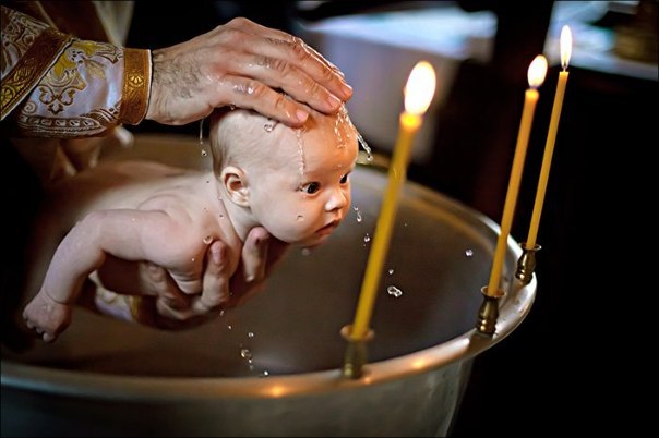 Судя по тому, сколько в купель налито воды, младенец был крещен обливанием....
