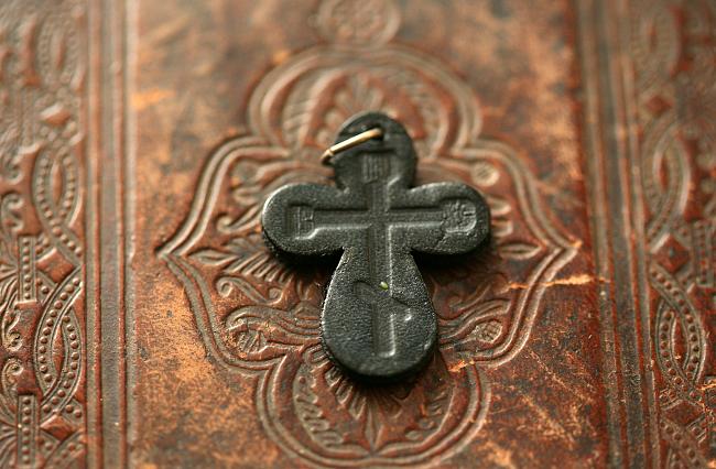 Кожаный крест. Такие кресты делали в старину в некоторых монастырях. Перед вами современный кожаный крест из монастыря в Старой Ладоге