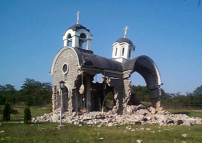 Разрушенные мусульманами-албанцами храмы в Косово