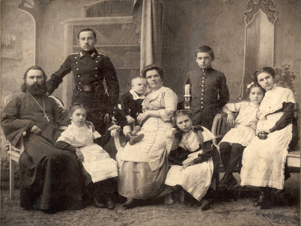 Дореволюционные фотографии семей священников