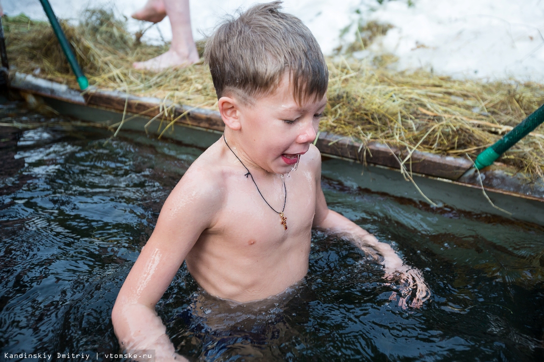 Школьники купаются. Мальчик моется. Дети купаются в реке. Мальчики на речке.