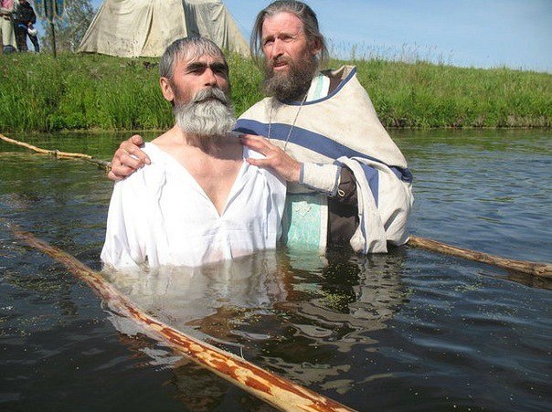 Святые отцы о обязательном совершении Крещения через троекратное полное погружение и о недопустимости совершения Крещение через обливания
