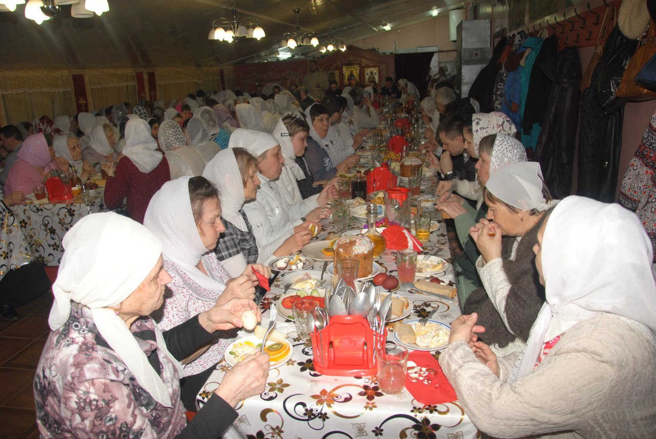 Пасхальная праздничная трапеза в 2015 году на приходе святого Авраамия Болгарского в  г. Болгарах