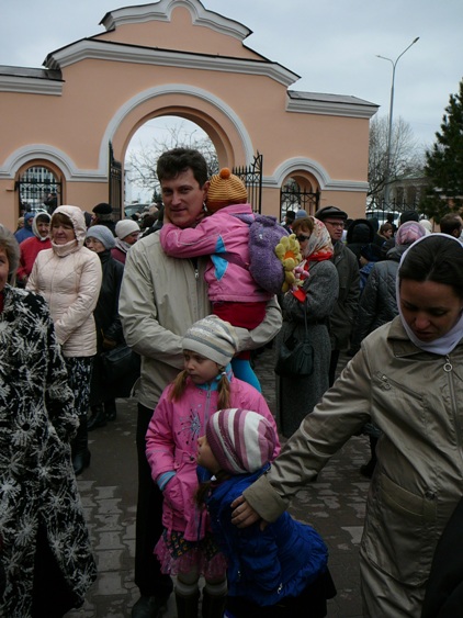 На молебен собрались старые, малые, беременные и младенцы иже с ними. Фото - Максим Степаненко