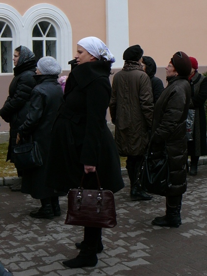 На молебен собрались старые, малые, беременные и младенцы иже с ними. Фото - Максим Степаненко