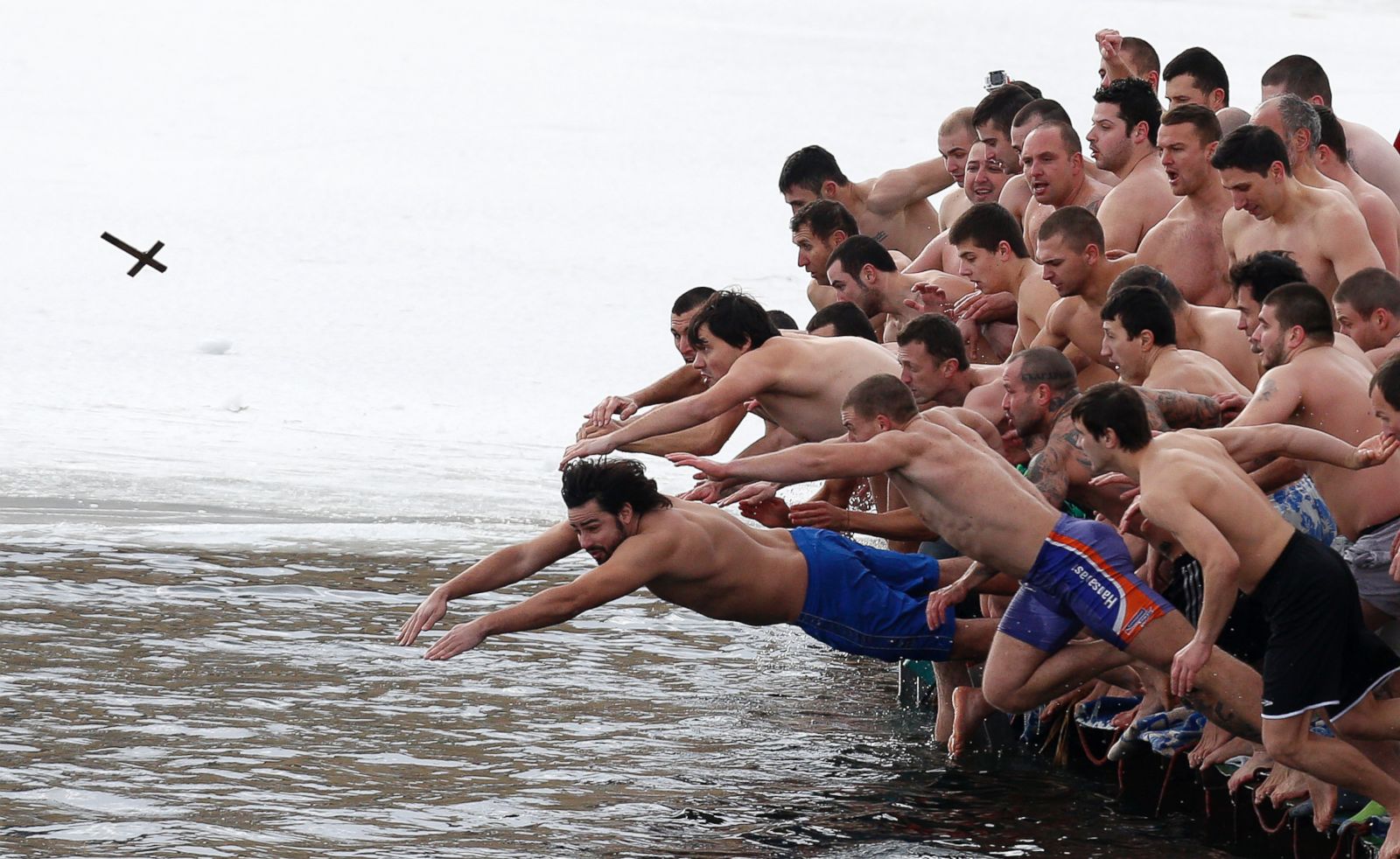 Вот какое "кощунство" и "ухарство" творят каждый год православные греки - кидают крест в воду!