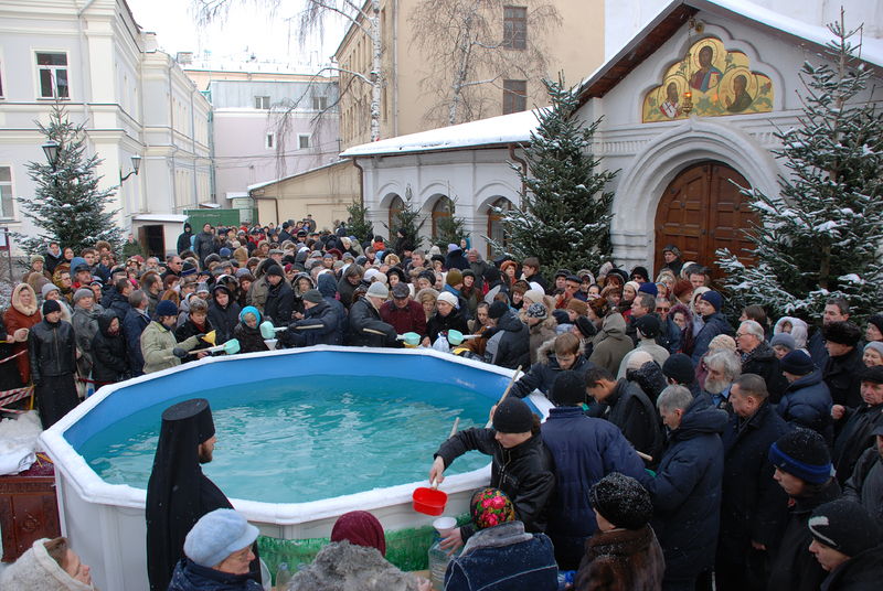 Раздача святой богоявленской воды. Фото: Антон Поспелов / Православие.Ru