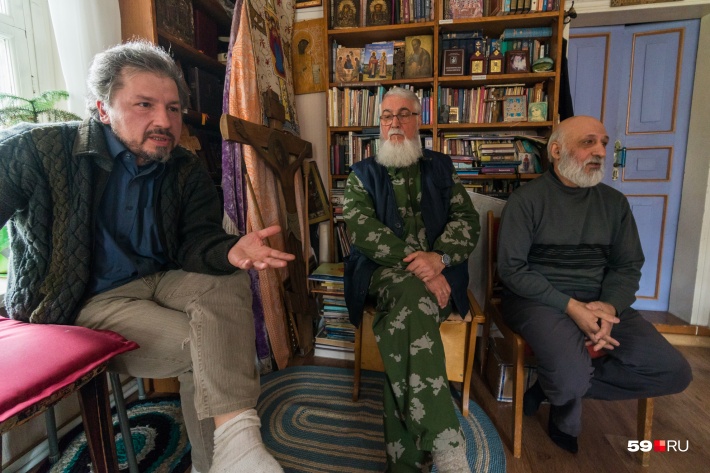 Жители "Покровской обители": Илья Пральников (слева на фото), отец Виктор Харин (в центре) и отец Александр Альтмарк (справа)