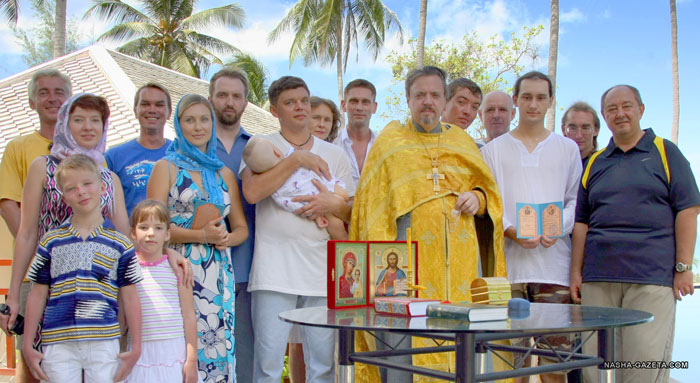 Православная община в Таиланде, в центре  - архимандрит Олег Черепанин