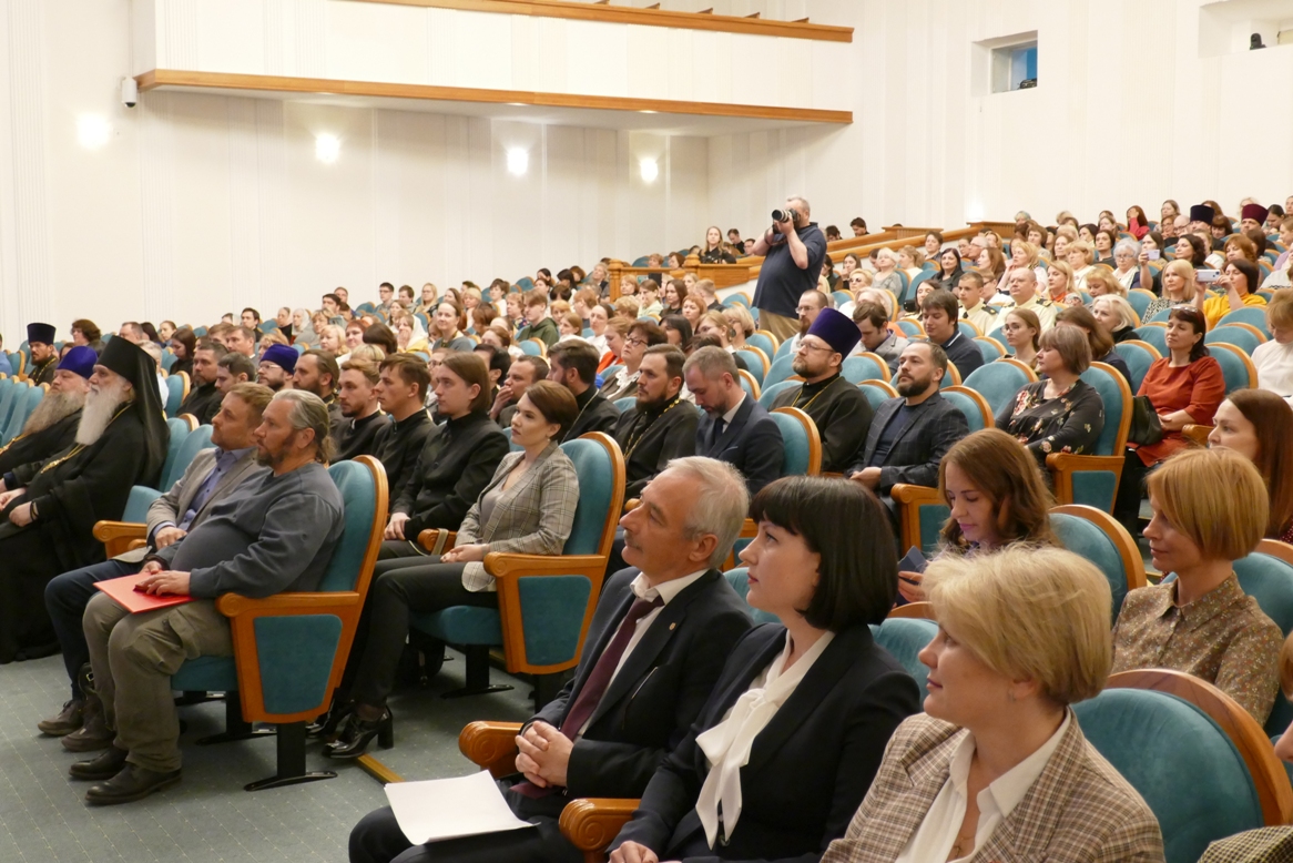 Участники пленарного заседания XXXIII Дней славянской письменности и культуры памяти святых первоучителей Кирилла и Мефодия 16 мая 2023 года в Томске