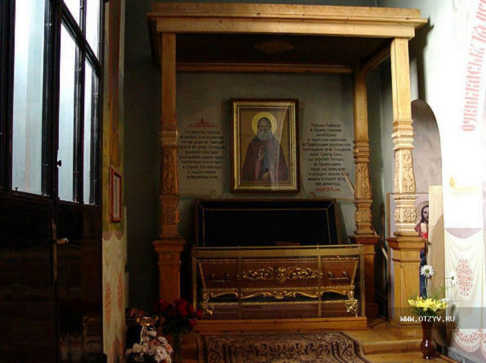 Рака с мощами преподобного Феодосия Кавказского в Свято-Покровском храме города Минеральные Воды