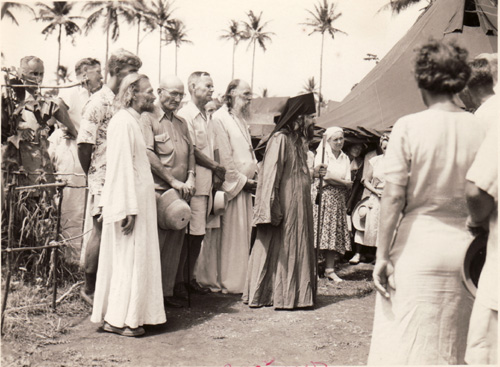 Святитель Иоанн Максимович с прихожанами перед входом в палаточный храм на острове Тубабао