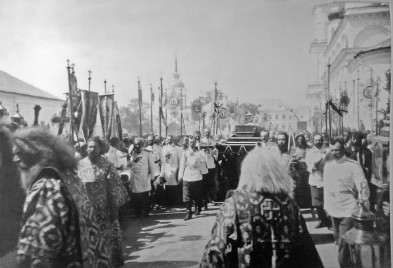 Торжественная процессия с мощами преподобного Серафима Саровского, возглавляемая императором Николаем II (1903)