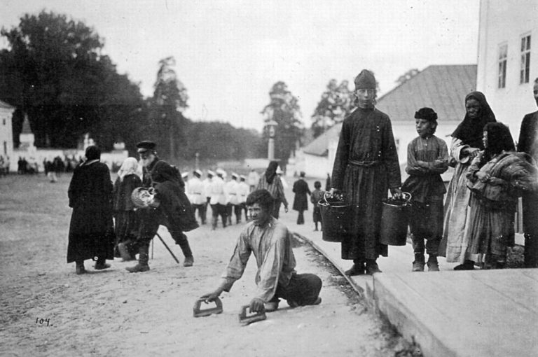 Паломники, пришедшие к монастырю в надежде исцелиться (1903)