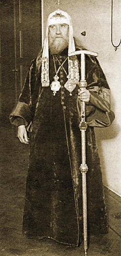 Один из первых снимков Тихона в сане патриарха. Фото: ng-religion.ru