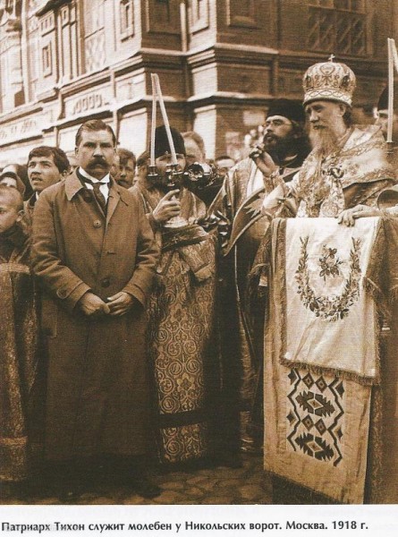 Патриарх Тихон служит молебен у Никольских ворот, Москва, 1918 год. Фото: oldmos.ru