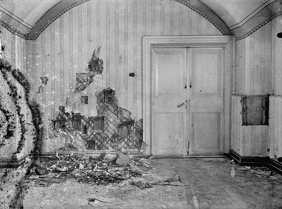 Дом Ипатьева после расстрела Царской Семьи. Фотография, 1918 год
