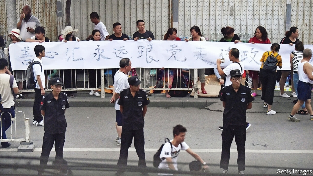 Жертвы финансовой пирамиды проводят митинг в центре Пекина. The Economist