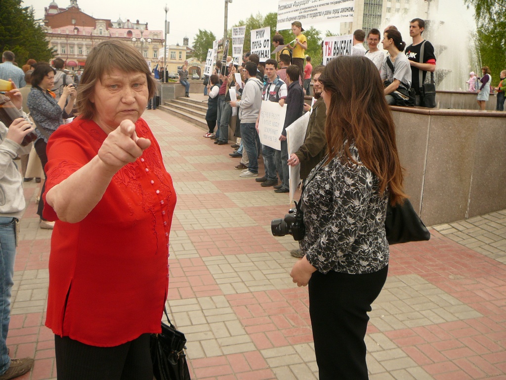 На этом фото Ольга Иовлева справа, женщина в красной блузке - коммунистка, которая на меня тогда очень обиделась, за вопрос, для чего коммунисты собрались вместе с томскими гомосексуалистами, и долго меня "преследовала" по площади -  как я смею называть "достойных людей" педерастами... 