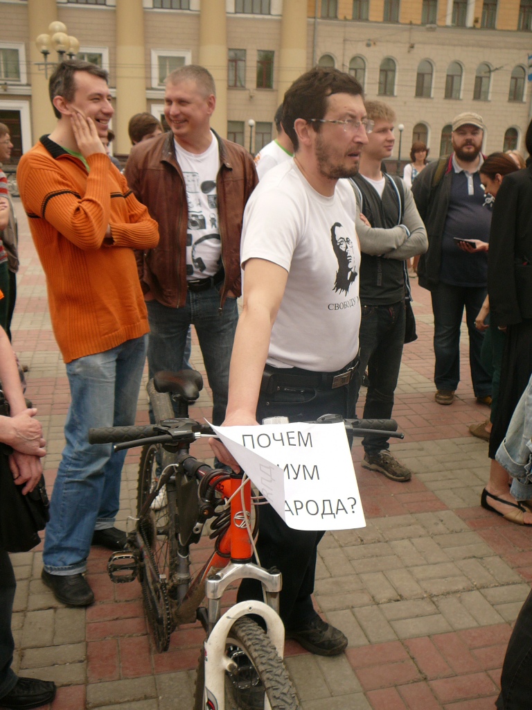 Узнаете персонажей? Вторые фото - с оппозиционного митинга в поддержку "Манифеста свободной России" прошедшего в рамках всероссийской акции "Марш Миллионов" в июне 2012 года