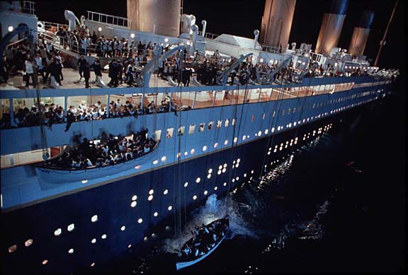 Гибель Титаника - кадр из фильма "Титаник" Дж. Кемерона