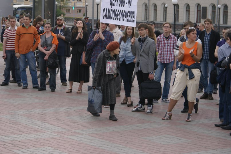 Виктор Вовченко  (слева держит баннер и чемоданчик) - http://vk.com/kosmopolito - ну о-о-очень умный мальчик, большой друг Артемия Понятовского (см выше), любитель  не только философии, но  и TOP Male Models (См. "В Контакте")