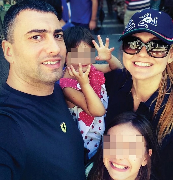 Артём Арабов с женой и дочками