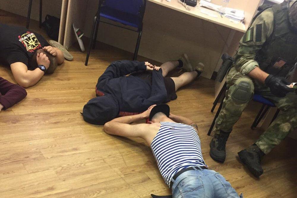 Костромские полицейские разоблачили банду аферистов, обиравших людей под видом "магов", "целителей" и "экстрасенсов".