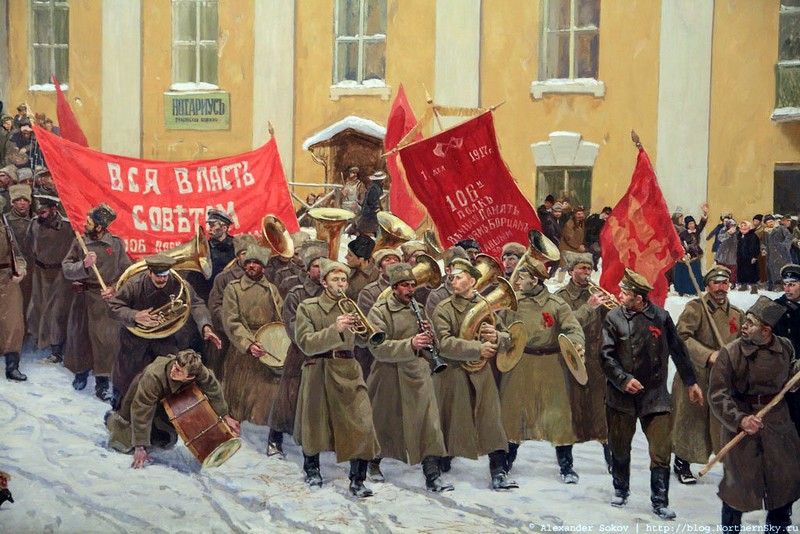 Военный оркестр с транспарантами на демонстрации 1(14) декабря 1917 года на перекрестке Николаевской и Спасской улиц. Музей-диорама "Вятка. 1917 год"