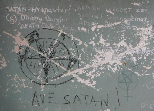 Надписи демских сатанистов на стене кладбищенскиой строжки