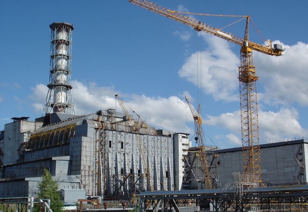 Чернобыльская АЭС, закрытая железобетонным саркофагом