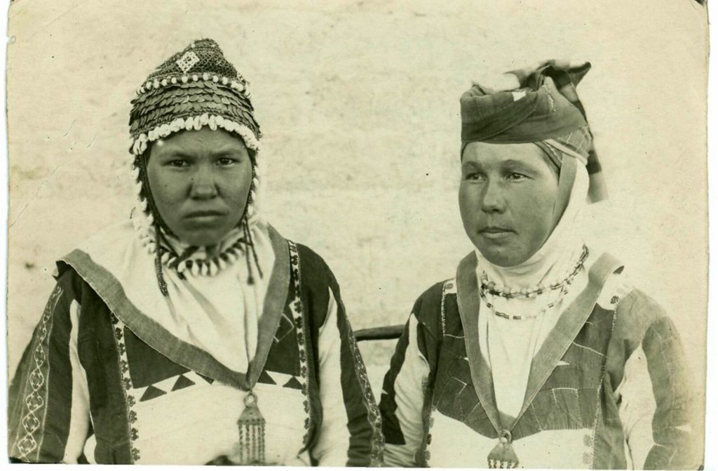 Чувашки – девушка и женщина в национальной одежде. Поволжье, 1937 год. Из архива П.С. Рыкова