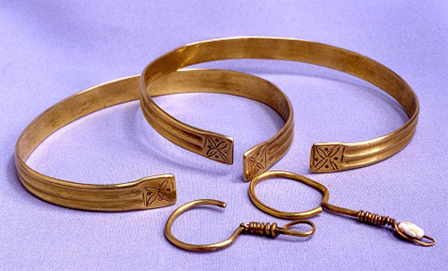 Золотые женские браслеты и серьги. Типичные украшения монгольской знати. Волгоградский краеведческий музей.