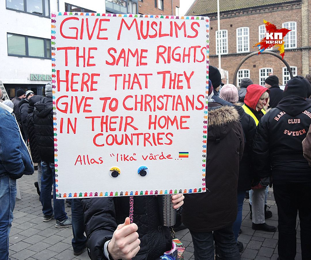 Демонстрация против массовой миграции. На плакате: "Дайте мусульманам те же права, которые они дают христианам в их собственных странах". Фото: Дарья Асламова