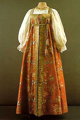 Праздничная русская женская народная одежда: сарафан, рубаха. Сокровища Государственного Исторического музея