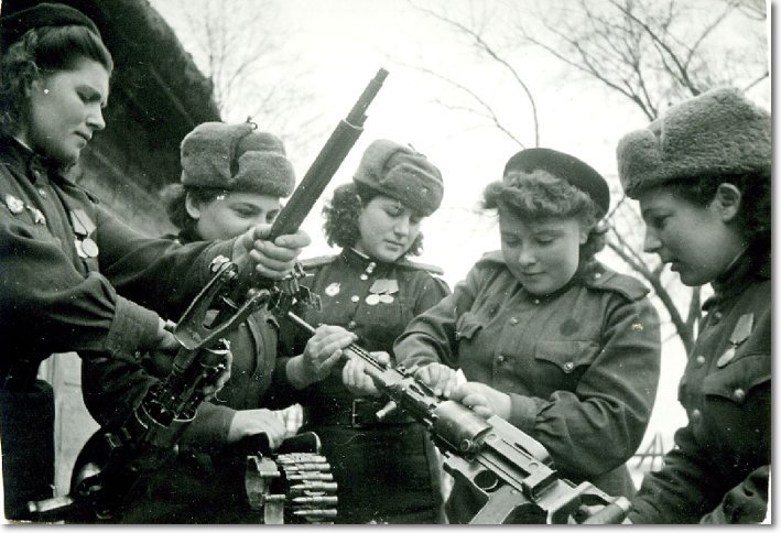 Поверка пулеметов. Слева ст. техник по вооружению 2-ой эскадрильи Нина Бузина. Фото - 1943 год