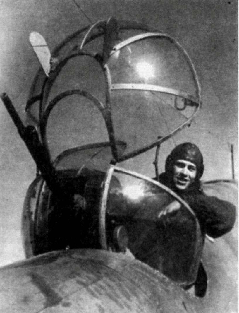 Стрелок в турели УТК-1 советского бомбардировщика ДБ-3Ф(колпак открыт