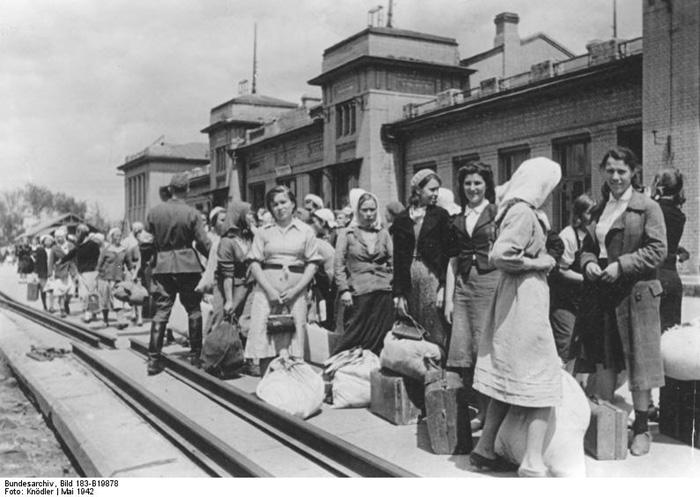 Артемовск, май 1942 г. "Счастливые" граждане (будущие остарбайтеры) едут для работы в Германию. Фото службы пропаганды.