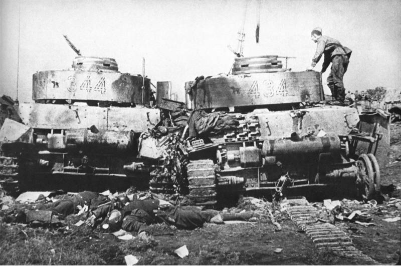 Уничтоженные немецкие танки и трупы членов их экипажей