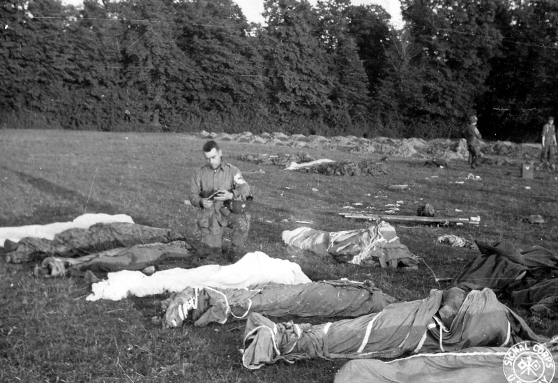 Капеллан Френсис Сапмсон (Francis L. Sampson) проводит богослужение у тел погибших солдат 501-го американского парашютного полка (501 PIR) 101-й дивизии в Нормандии