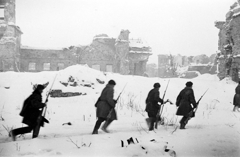 Бойцы продвигаются по Шлиссельбургской крепости, 1943 год