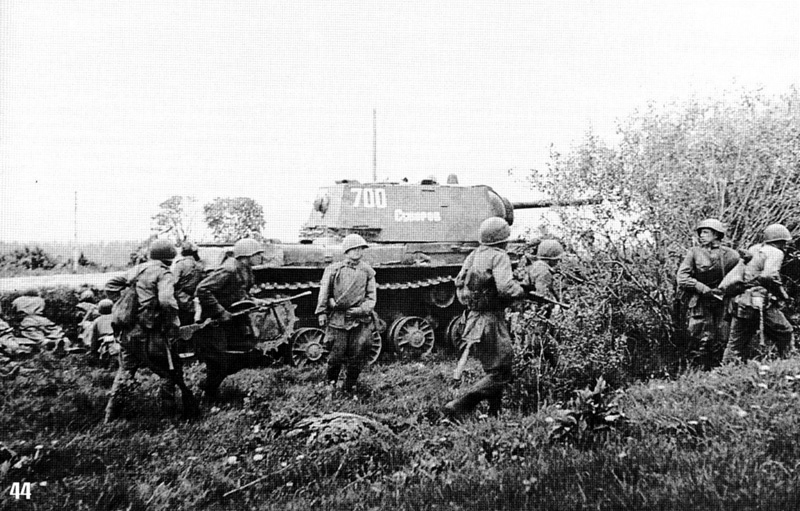 Тяжелый танк КВ-1 'Суворов' из состава 260-го отд. тпп поддерживает действия своей пехоты. Ленинградский фронт, Карельский перешеек, июнь 1944 года