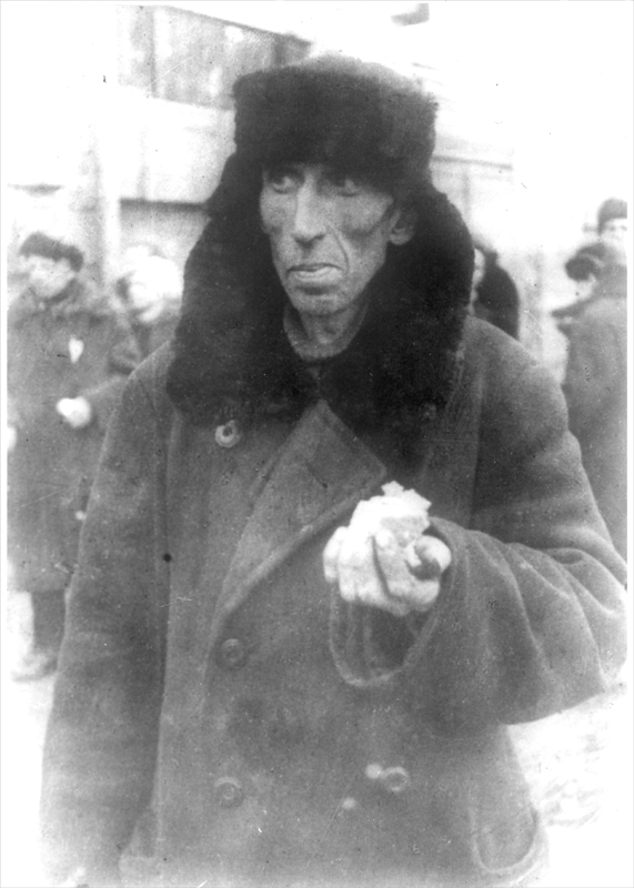 Актёр Сергей Филиппов с суточной нормой хлеба в руке в блокадном Ленинграде