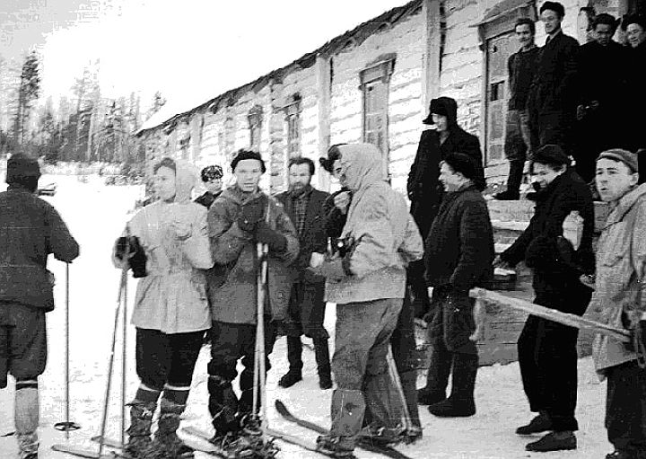 Группа Игоря Дятлова перед выходом на перевал, где они вскоре погибли при загадочных обстоятельствах