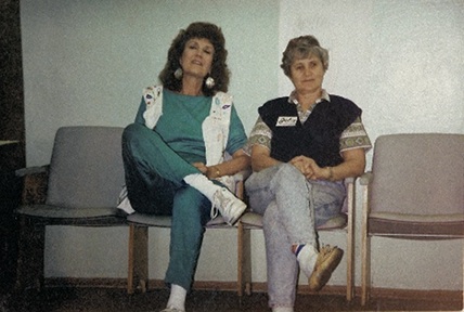 Юлия Гиппенрейтер с коллегой Лорой в подмосковном советско-американском семейном лагере для психологов и психотерапевтов, 1990 год