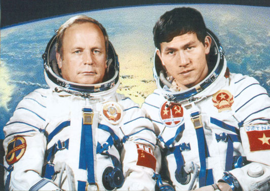 23 июля 1980 года с площадки №1 космодрома Байконур запущен космический корабль "Союз-37" с международным экипажем. Командир корабля - Виктор Васильевич Горбатко, космонавт-исследователь - Фам Туан (Вьетнам). Тогда впервые на орбиту отправился космонавт из Вьетнама