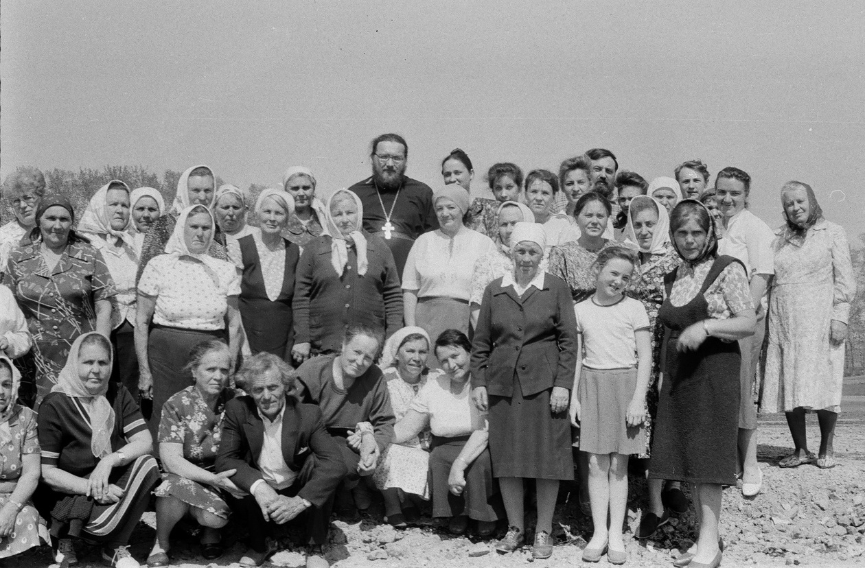 Протоиерей Сергий Ходаковский (прямо к центре) с прихожанами во время визита Патриарха Алексия II в Барнаул в 1991 году