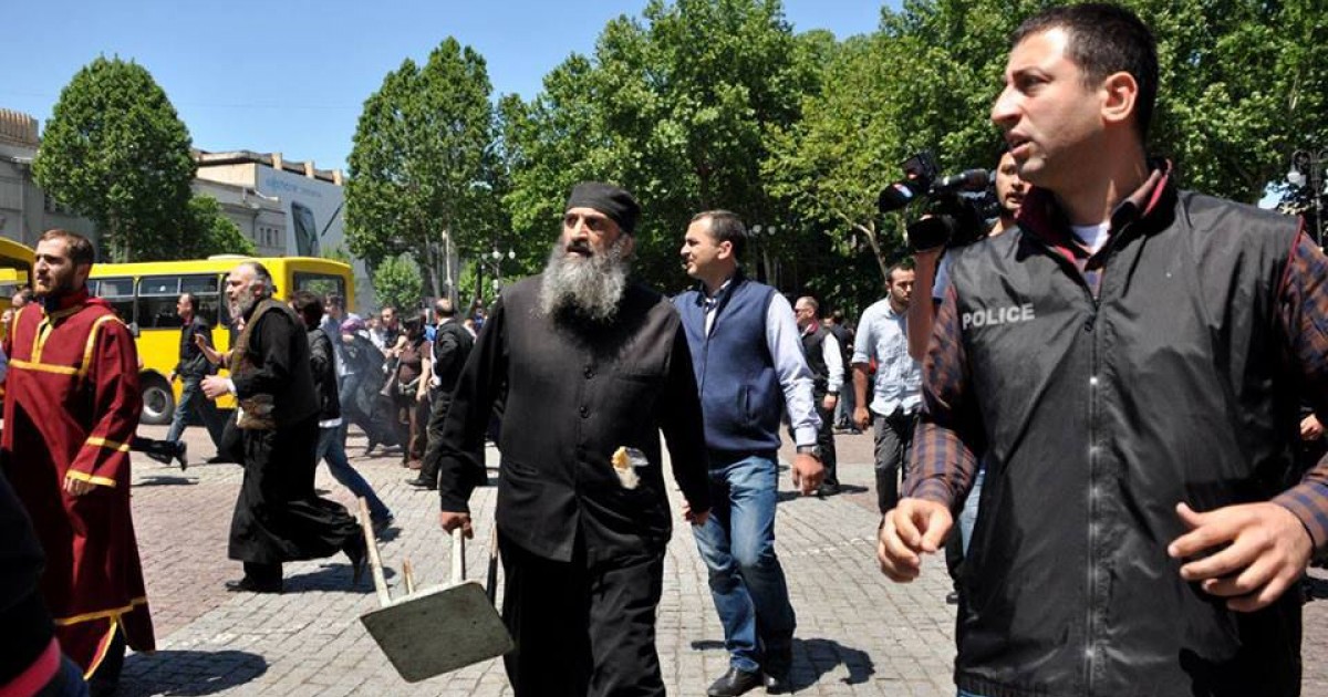 17 мая 2013 года в центре Тбилиси произошли столкновения между участниками акции в защиту прав сексуальных меньшинств и их противниками. Тогда были задержаны четыре человека, в том числе отец Иотам.