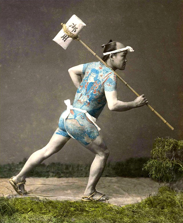 Японский курьер с традиционным "костюмом-тату". Фото конца XIX века